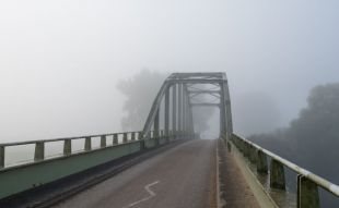 Фотообои мост в тумане